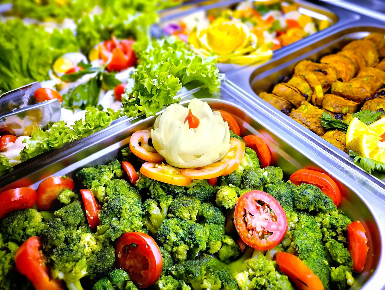 Buffet de saladas com legumes frescos