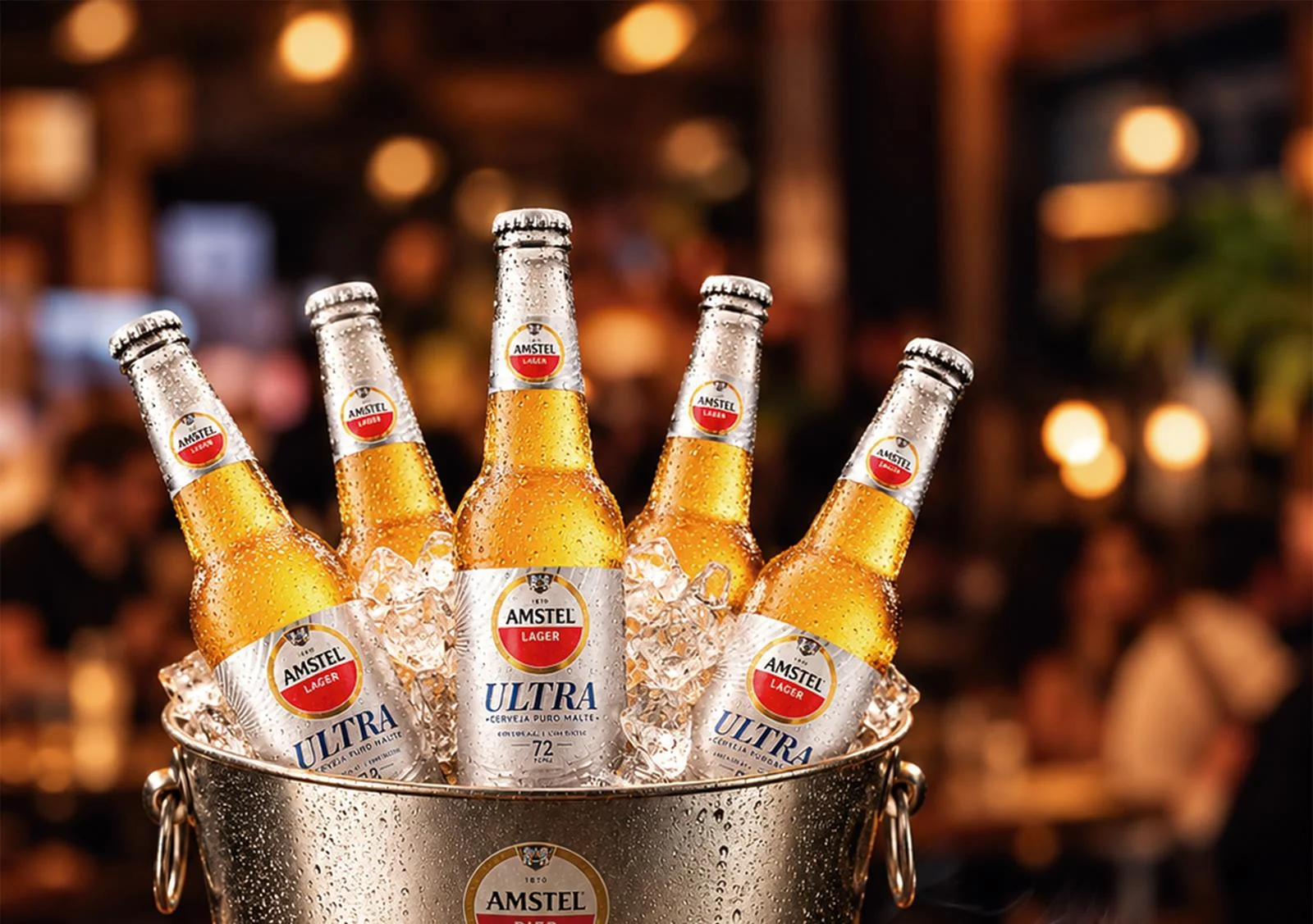 Balde com garrafas de cerveja Amstel geladas à mesa
