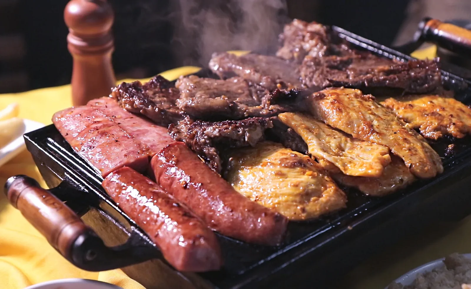 Churrasco misto servido com acompanhamentos